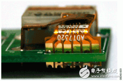 图3. 安装在柔性PCB上ADT7320的侧视图